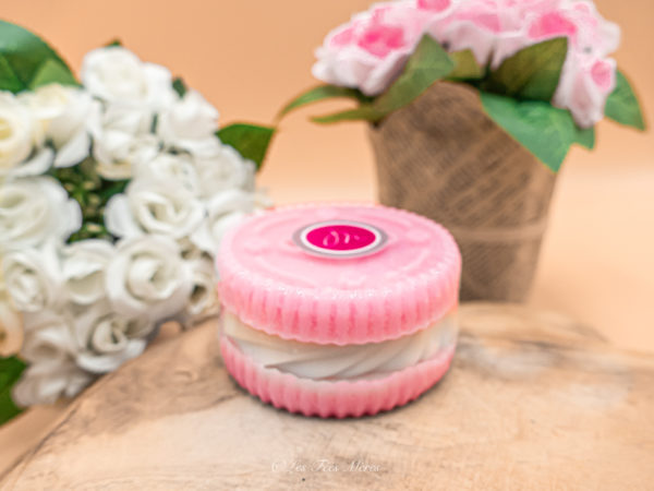 Ce produit est un savon gourmand en forme de cookies. Il est rose avec une chantilly blanche. C'est un savon cookies parfumé à la rose.