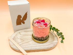 Voici le maxi fondant crémeux fraise des bois. Le fondant est présenté dans un contenant en verre, avec un crumble sur le dessous et une chantilly rose sur le dessus.