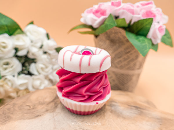 Le savon cupnuts parfumé, Né de l’amour entre deux soeurs que deux continents et 8695 km séparent, le Cupnuts est l’alliance originale du Cupcake et du Donuts. savon rose et blanc.