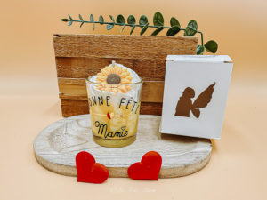 Cette image représente la mini bougie gourmande linge propre. Elle est personnalisée "Bonne Fête Mamie".