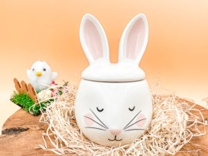 Un brûle parfum lapin en céramique ! Il est blanc avec des grandes oreilles blanche et rose pâle. Photo du lapin blanc de face.