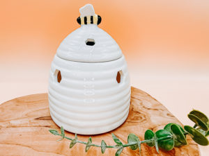 Le brûle parfum ruche est d'un design blanc et épuré de forme conique telle une ruche.