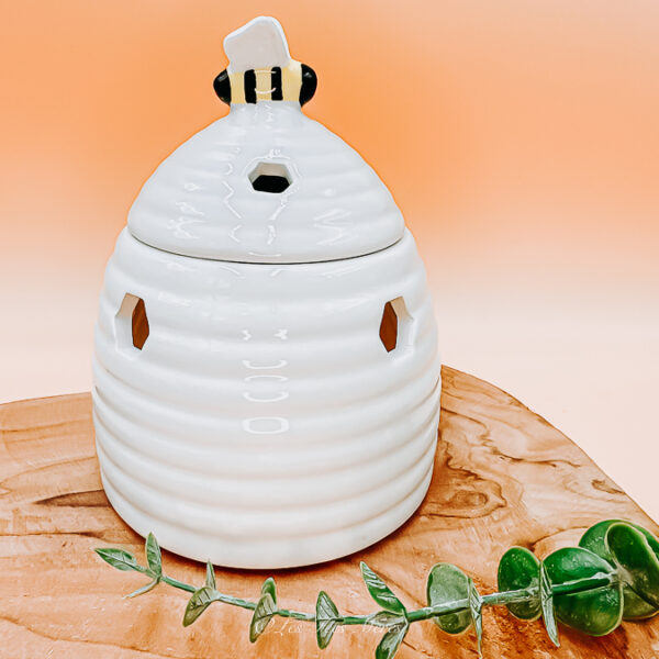 Le brûle parfum ruche est d'un design blanc et épuré de forme conique telle une ruche.