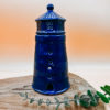 Le brûle parfum phare bleu est d'un design épuré de forme cylindrique avec des ouvertures donnant le visuel d'un phare.