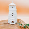 Le brûle parfum phare blanc est d'un design épuré de forme cylindrique avec des ouvertures donnant le visuel d'un phare.