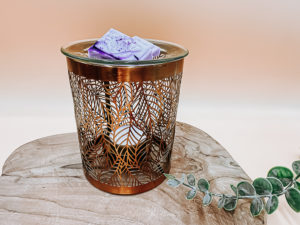Le brûle parfum feuille est d'un design doré et cylindrique avec une jolie ouverture en forme de feuilles. Il dispose sur le dessus, d'une coupelle en verre.