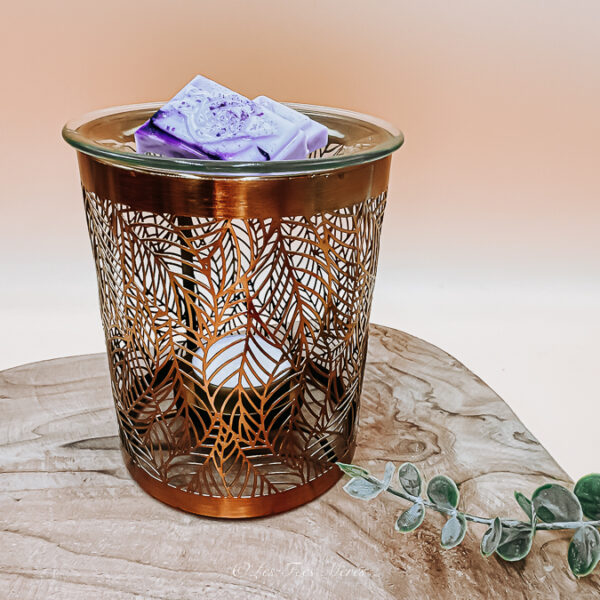 Le brûle parfum feuille est d'un design doré et cylindrique avec une jolie ouverture en forme de feuilles. Il dispose sur le dessus, d'une coupelle en verre.