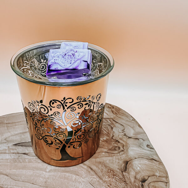 Le brûle parfum arbre de vie est d'un design doré et cylindrique avec une jolie ouverture en forme d'arbre. Il dispose sur le dessus, d'une coupelle en verre.