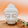 Brûle parfum Bouddha en céramique représente la figure emblématique de la religion dans un design blanc et épuré.