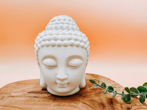 Brûle parfum Bouddha en céramique représente la figure emblématique de la religion dans un design blanc et épuré.