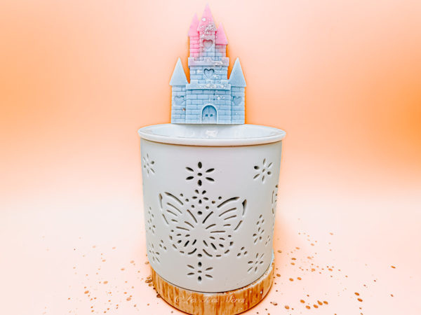 Cette image représente le fondant hôtel du château. Il ressemble au château de Disney et l'odeur est typique de l'aller Main Street au parc Disneyland paris. Sur un brûle parfum.
