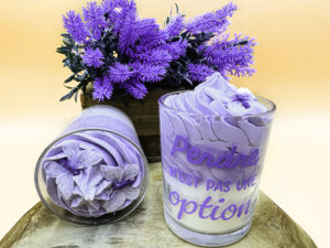 Cette photo représente la bougie parfumée lavande mai en violet