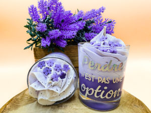 Cette photo représente la bougie parfumée lilas mai en violet