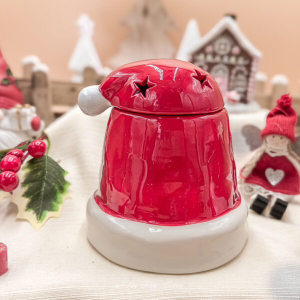 Cette photo représente le brule parfum bonnet de noel rouge et blanc