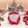 Cette photo représente le brule parfum gnome rouge et blanc de Noël