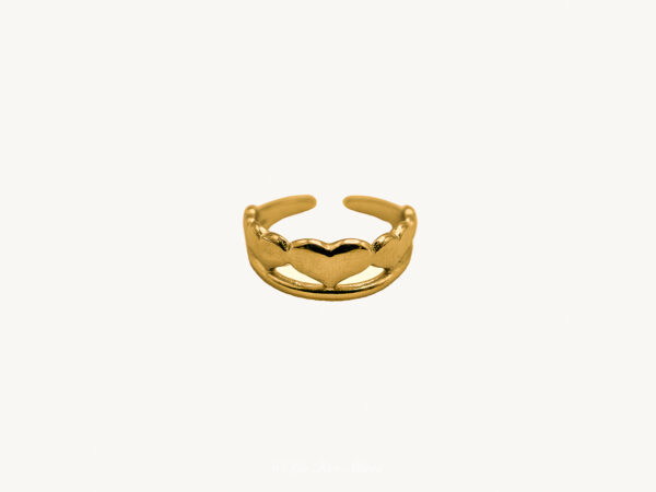 Cette photo représente la bague coeurs dorés. Nous pouvons observer une bague composée d'une bande de cinq coeur doré épousant la forme du doigt.