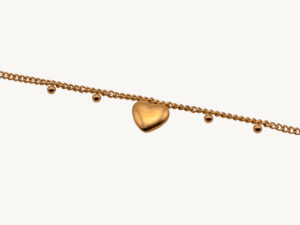 Cette photo représente le bracelet coeur acier inoxydable. On peut observer une chaine doré avec des petite bille sur la chaine et un pendentif coeur bombé.
