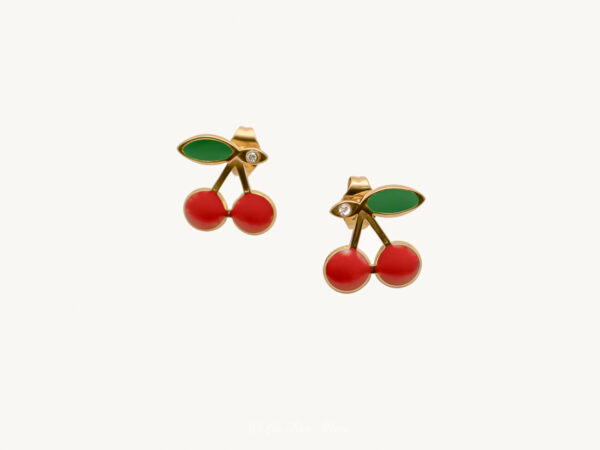 Cette photo représente les boucles d'oreilles puces cerises. Nous pouvons observer une paire de boucle d'oreille identique représentant des cerises sur une base doré, deux boules rouge pour le fruit, une forme de feuille couleur verte et un petit strass à coté de la feuille.