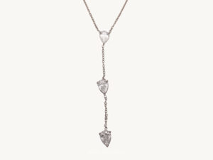 Voici le collier strass pendentif acier inoxydable. Nous pouvons voir un collier en chaine doré simple avec un pendentif comprenant trois strass en forme de goute se succèdant