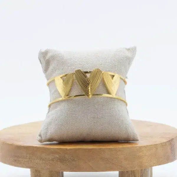 cette photo représente le bracelet jonc coeur dorés