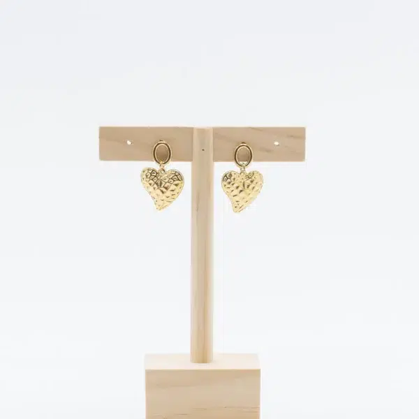 cette photo représente les boucles d'oreilles coeurs martelés dorés