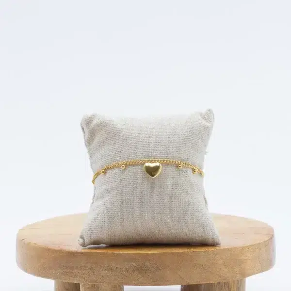 cette photo représente le bracelet coeur doré