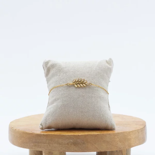 cette photo représente le bracelet plume et strass doré