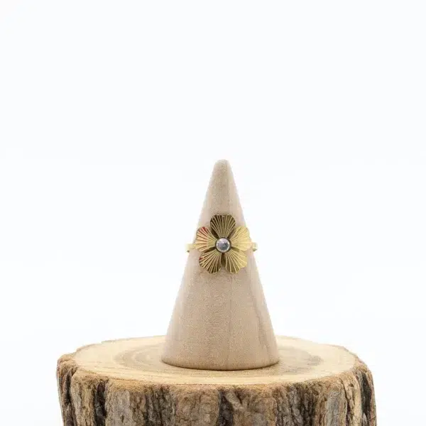 cette photo représente la bague fleur dorée