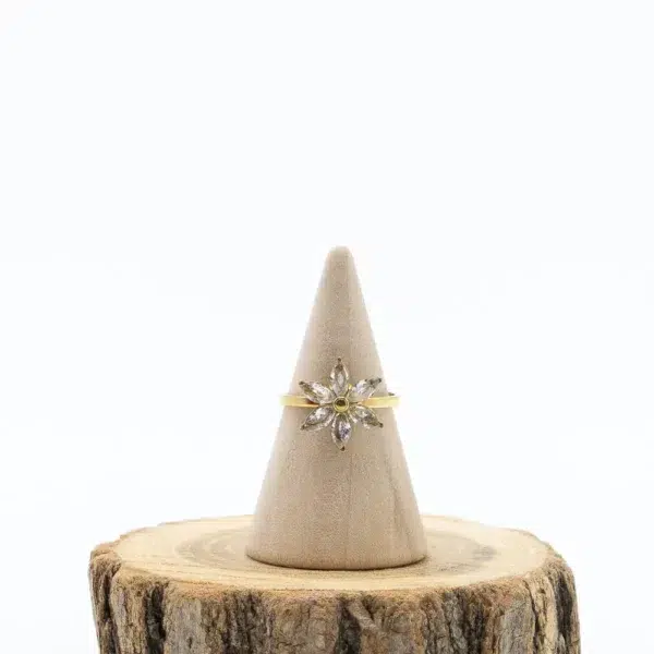 cette photo représente la bague fleur dorée