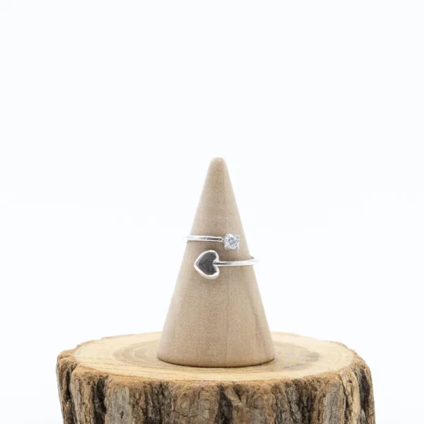 cette photo représente la bague coeur strass argentée