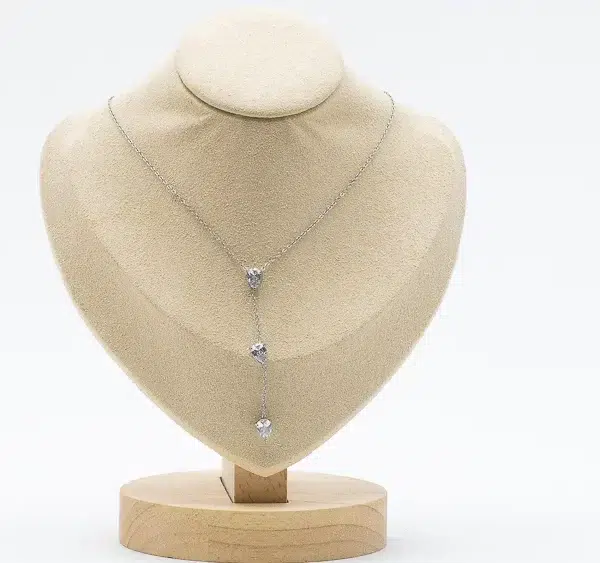 cette photo représente le collier cascade argenté