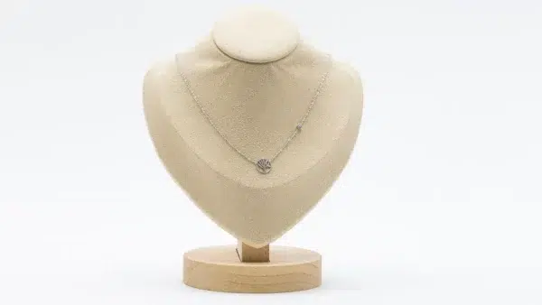 cette photo représente le collier arbre de vie strass argenté