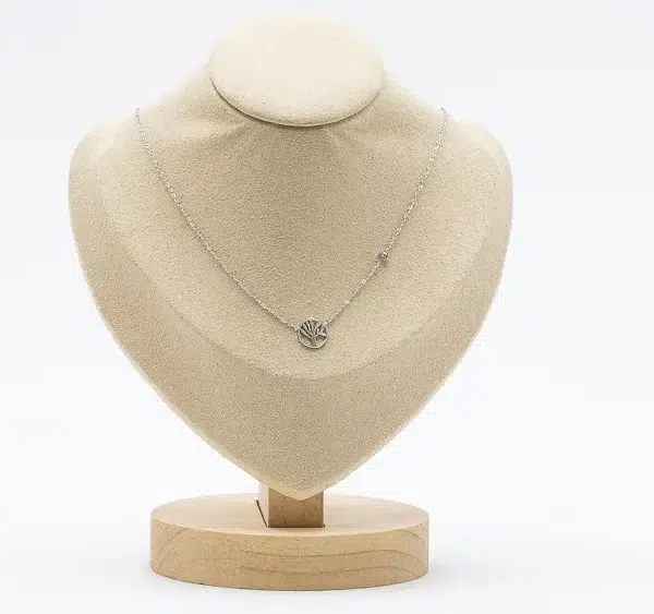 cette photo représente le collier arbre de vie strass argenté