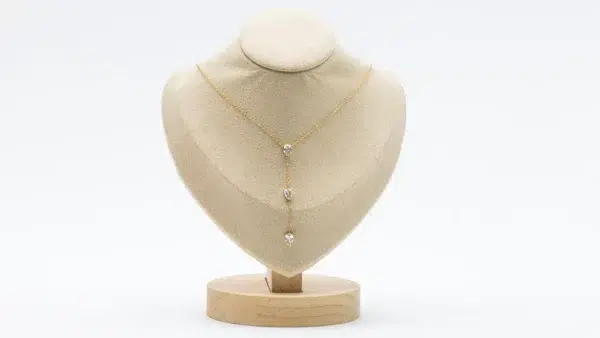 cette photo représente le collier cascade doré