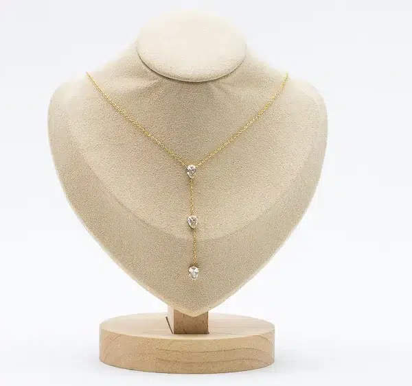 cette photo représente le collier cascade doré