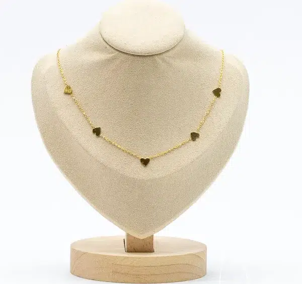 cette photo représente le collier coeur doré