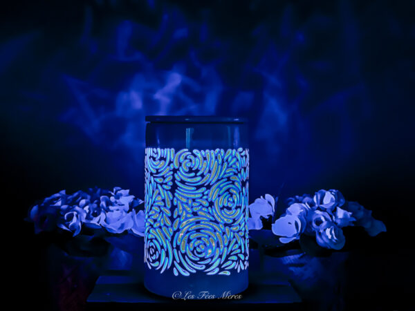 Cette photo représente le diffuseur électrique bouquet de rose allumé en bleu dans le noir cela montre l'ambiance que cela apporte.