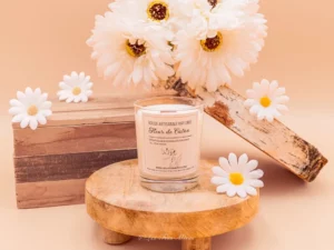 Cette photo représente la bougie artisanale fleur de coton