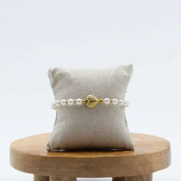 cette photo représente le bracelet coeur avec perles