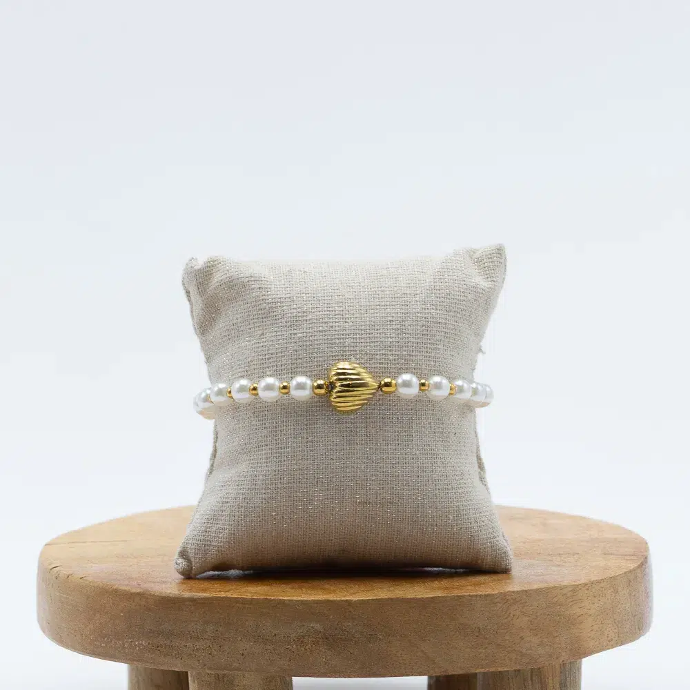 cette photo représente le bracelet coeur avec perles