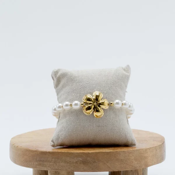 cette photo représente le bracelet perles et fleur dorée