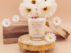 cette photo représente la bougie fleurs séchées fleur de coton