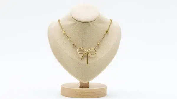 cette photo représente le collier noeud doré