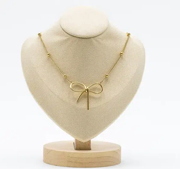 cette photo représente le collier noeud doré