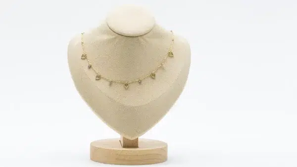 cette photo représente le collier coeur strass doré