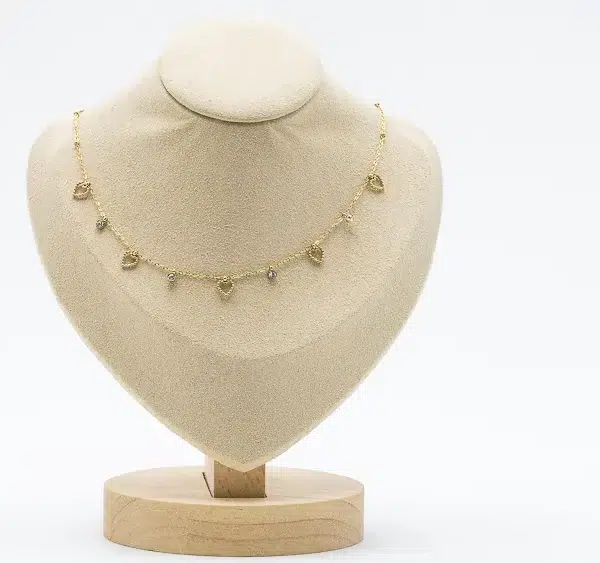 cette photo représente le collier coeur strass doré