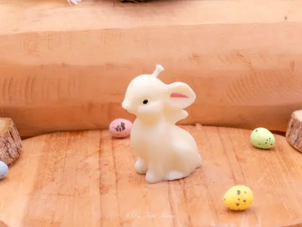 cette photo représente la bougie décorative lapin parfumée nougat