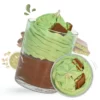 Bougie gourmande chocolat de Dubaï signée Les Fées Mères, réalisée à la main en cire végétale française certifiée Ecocert, avec une base chocolat foncé façon crumble et une généreuse chantilly verte parfum pistache, décorée de morceaux de chocolat fondant inspirés des saveurs orientales.