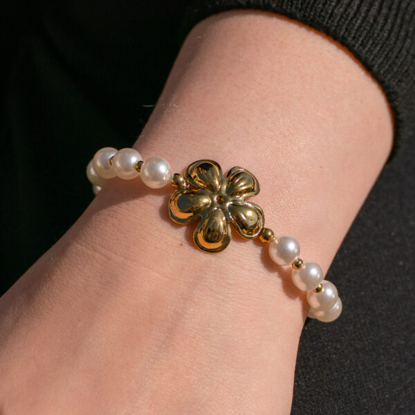 cette photo représente le bracelet perle fleur