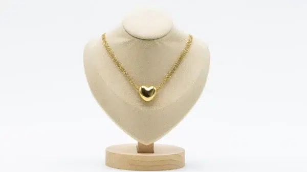 cette photo représente le collier coeur multichaines